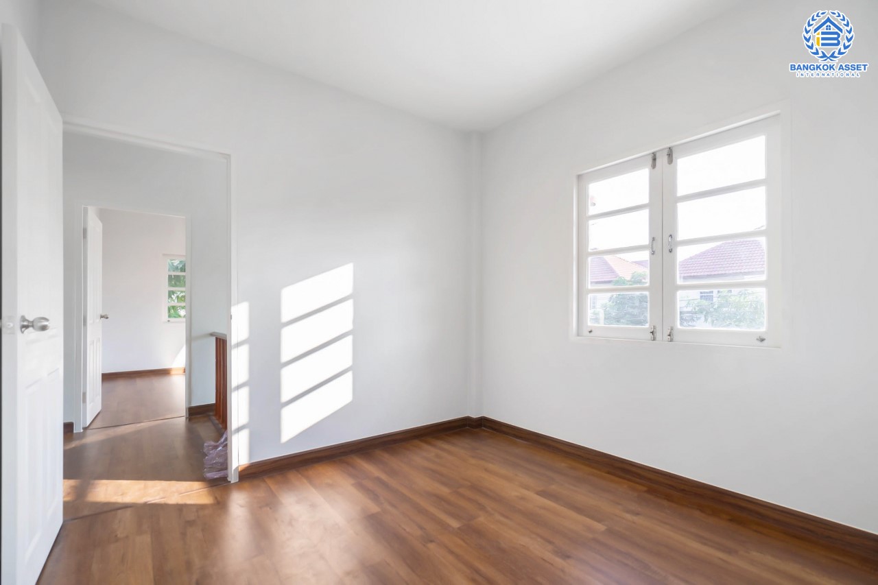 บ้านมือสองตกแต่งใหม่ ม.ลลิลอินเดอะพาร์ค บางใหญ่-กาญจนาฯ พร้อมอยู่ตอบโจทย์ทุกฟังก์ชั่น เนื้อที่ 50.6 ตร.ว. ฟังก์ชั่น 4 ห้องนอน 1 ห้องอเนกประสงค์ชั้นล่าง 2 ห้องน้ำ 2 ที่จอดรถพร้อมพื้นที่สนามหญ้าด้านข้าง บนทำเลเดินทางสะดวก ใกล้เซ็นทรัลเวสต์เกต ทางด่วน "กาญจนาภิเษก และเพียง 5 นาทีถึงรถไฟฟ้าสายสีม่วง "สถานีตลาดบางใหญ่"